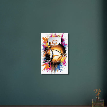 Basketballspieler springt mit dem Basketball in einer Hand zum Korb und daneben ist ein Motivationsspruch "Elevated" im Street Art Stil auf einer Leinwand