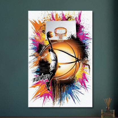 Basketballspieler springt mit dem Basketball in einer Hand zum Korb und daneben ist ein Motivationsspruch "Elevated" im Street Art Stil auf einer Leinwand