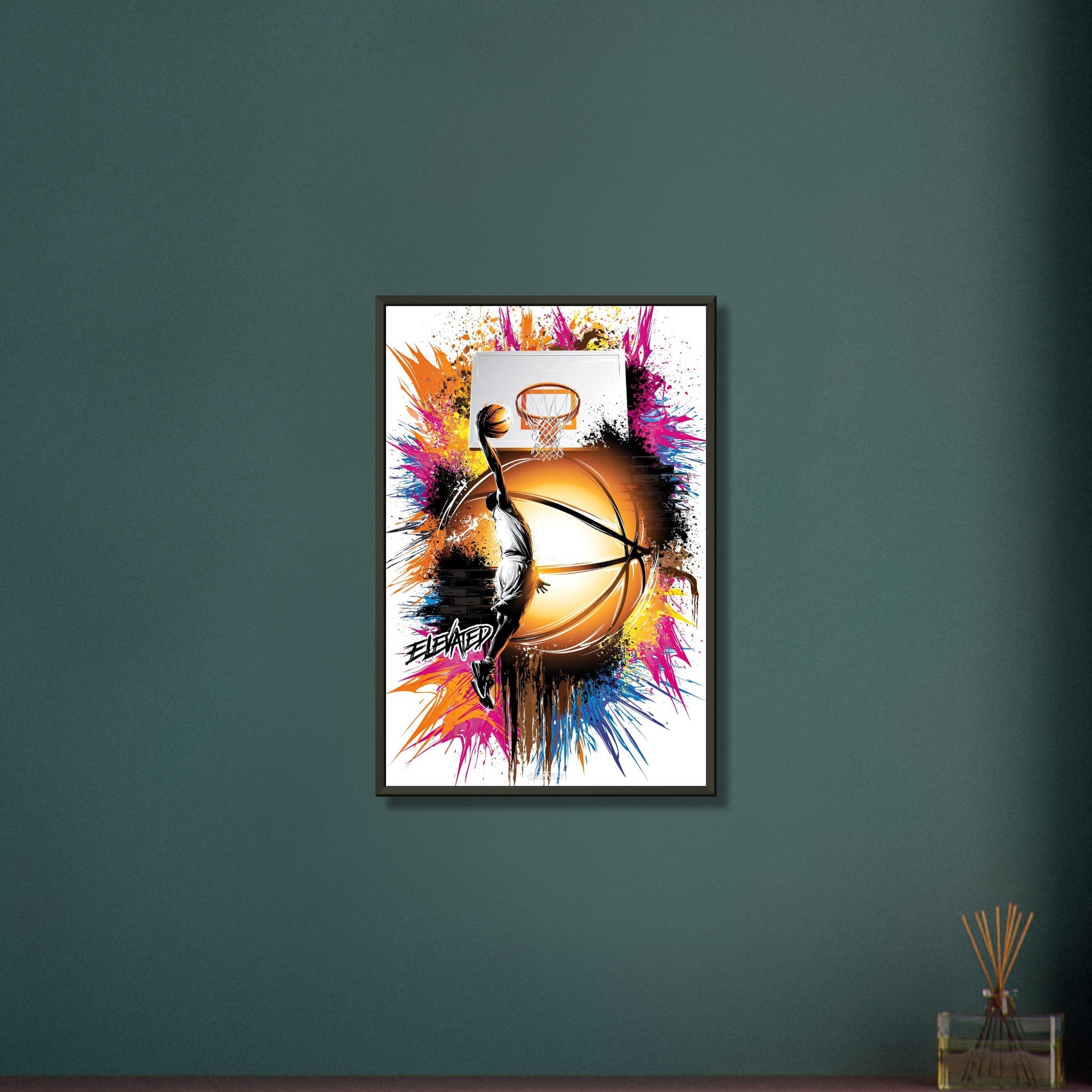 Basketballspieler springt mit dem Basketball in einer Hand zum Korb und daneben ist ein Motivationsspruch "Elevated" im Street Art Stil auf einem Poster im Metallrahmen