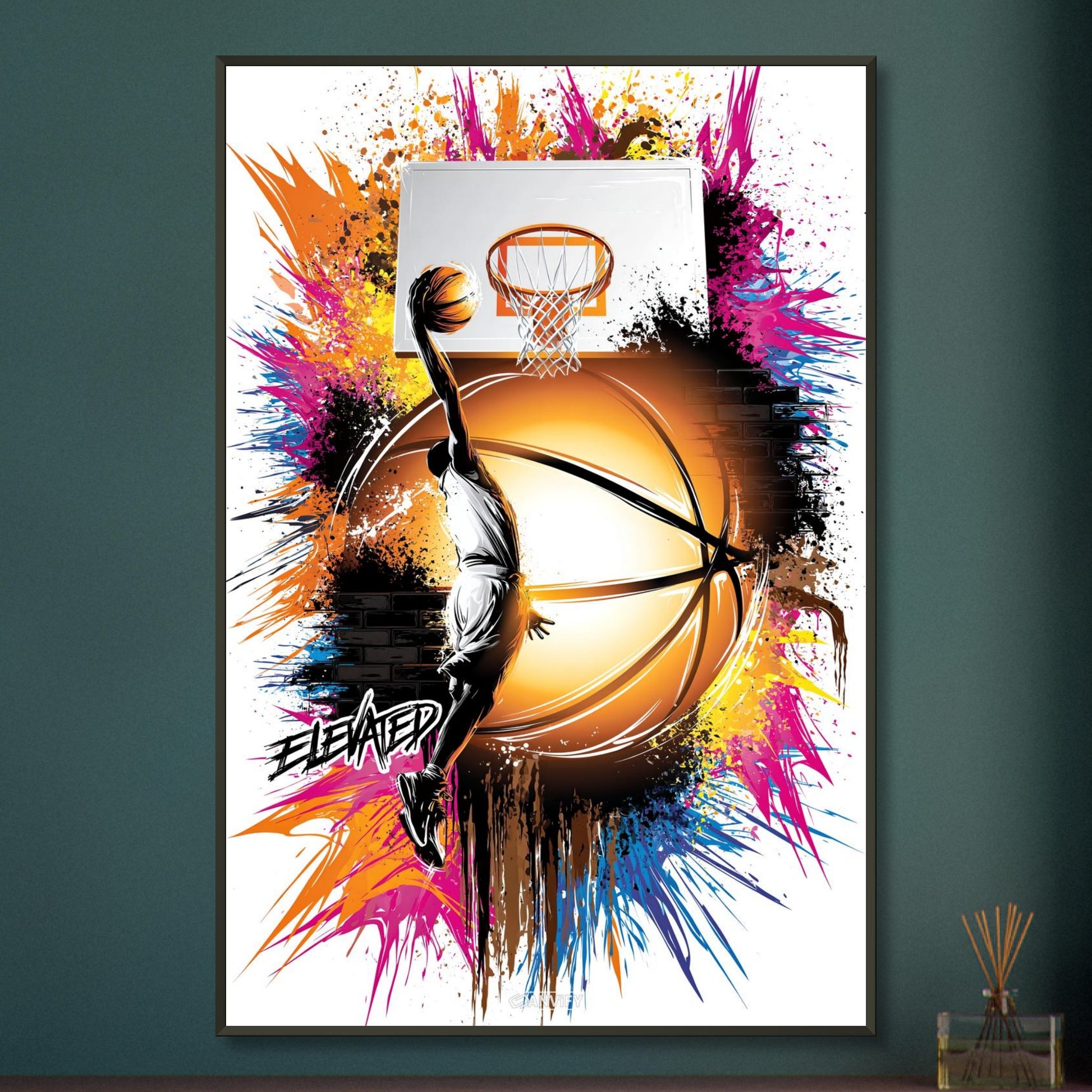 Basketballspieler springt mit dem Basketball in einer Hand zum Korb und daneben ist ein Motivationsspruch "Elevated" im Street Art Stil auf einem Poster im Metallrahmen
