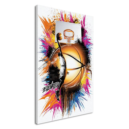 Basketballspieler springt mit dem Basketball in einer Hand zum Korb und daneben ist ein Motivationsspruch "Elevated" im Street Art Stil auf einer Leinwand