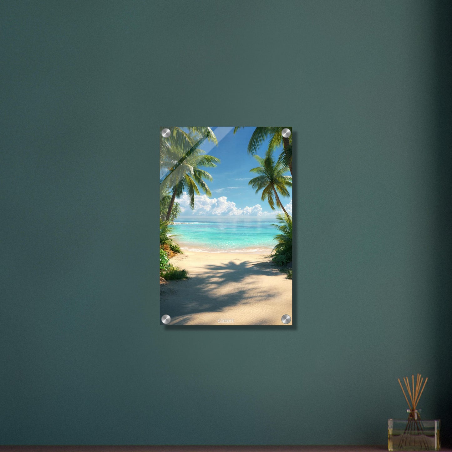 Wunderschöner Strand mit türkisem Meer und Palmen auf einem Acrylbild