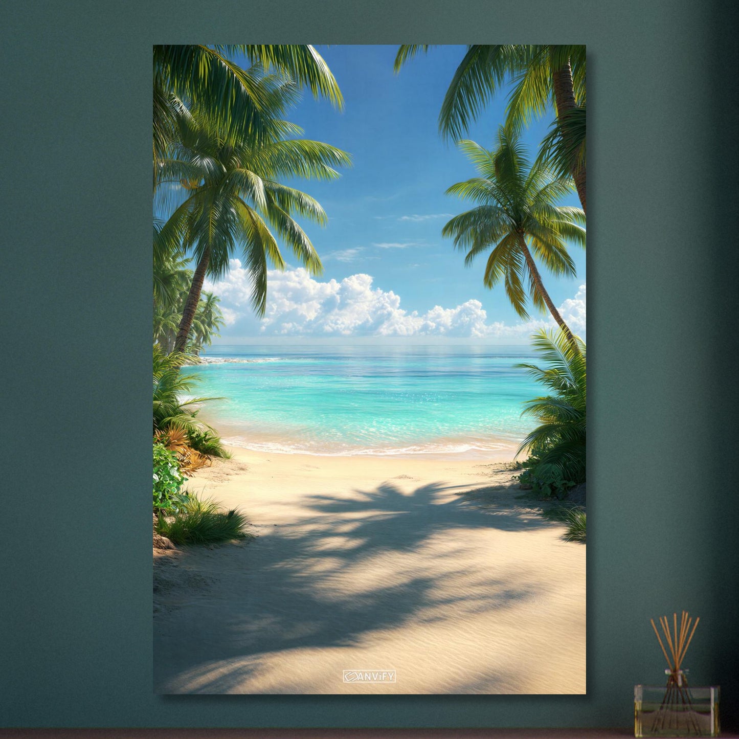 Wunderschöner Strand mit türkisem Meer und Palmen auf Aluminium