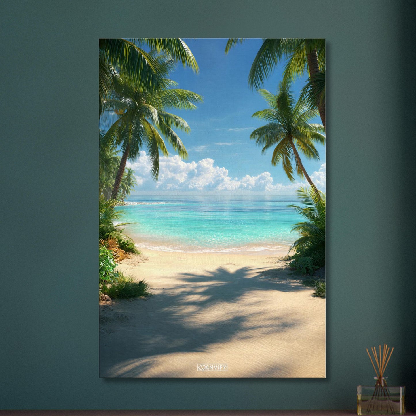 Wunderschöner Strand mit türkisem Meer und Palmen auf einer Leinwand