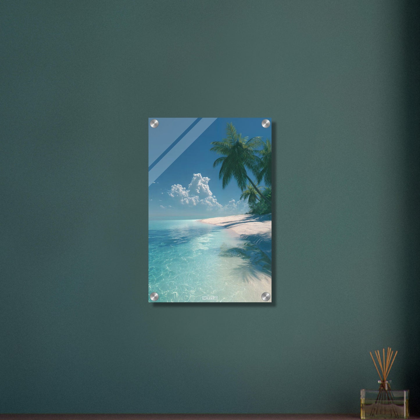 Weißer Strand mit hellblauem Wasser und Palmen auf einem Acrylbild
