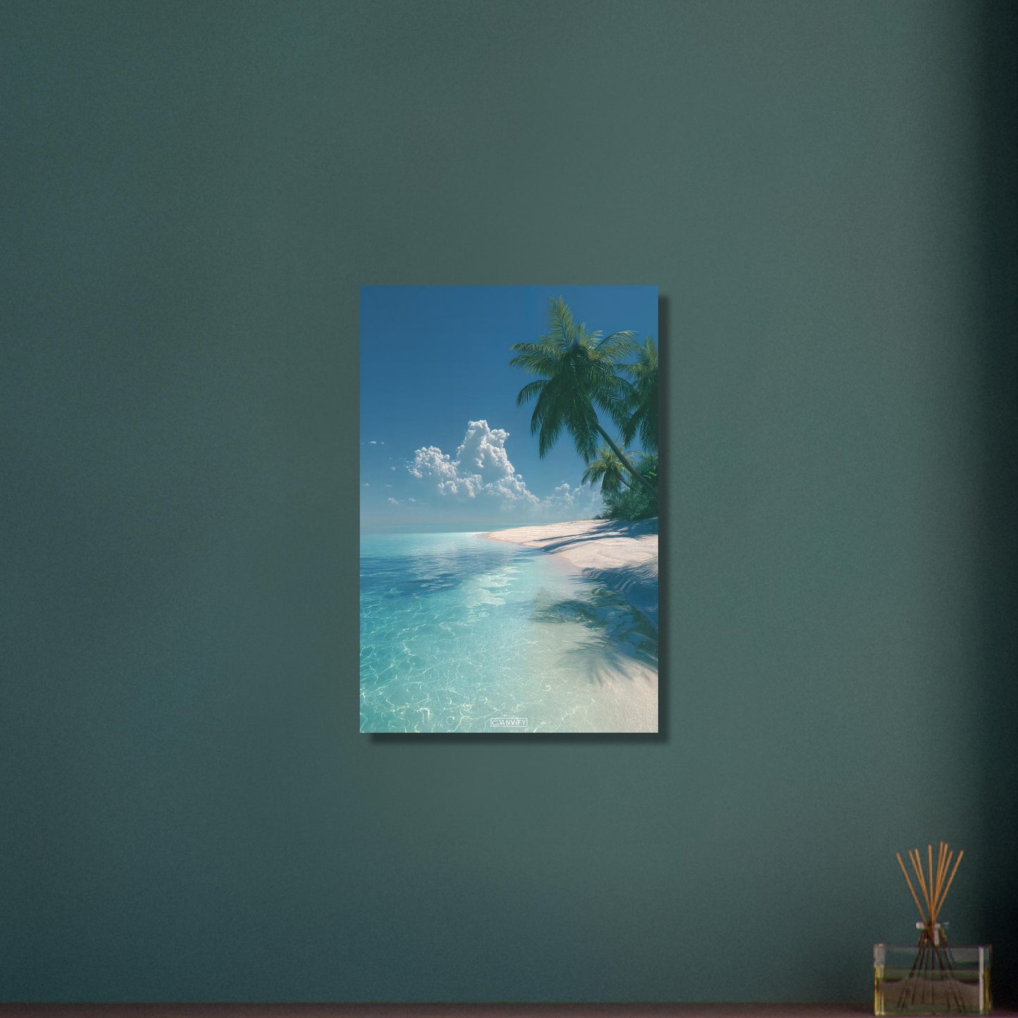 Weißer Strand mit hellblauem Wasser und Palmen auf Aluminium