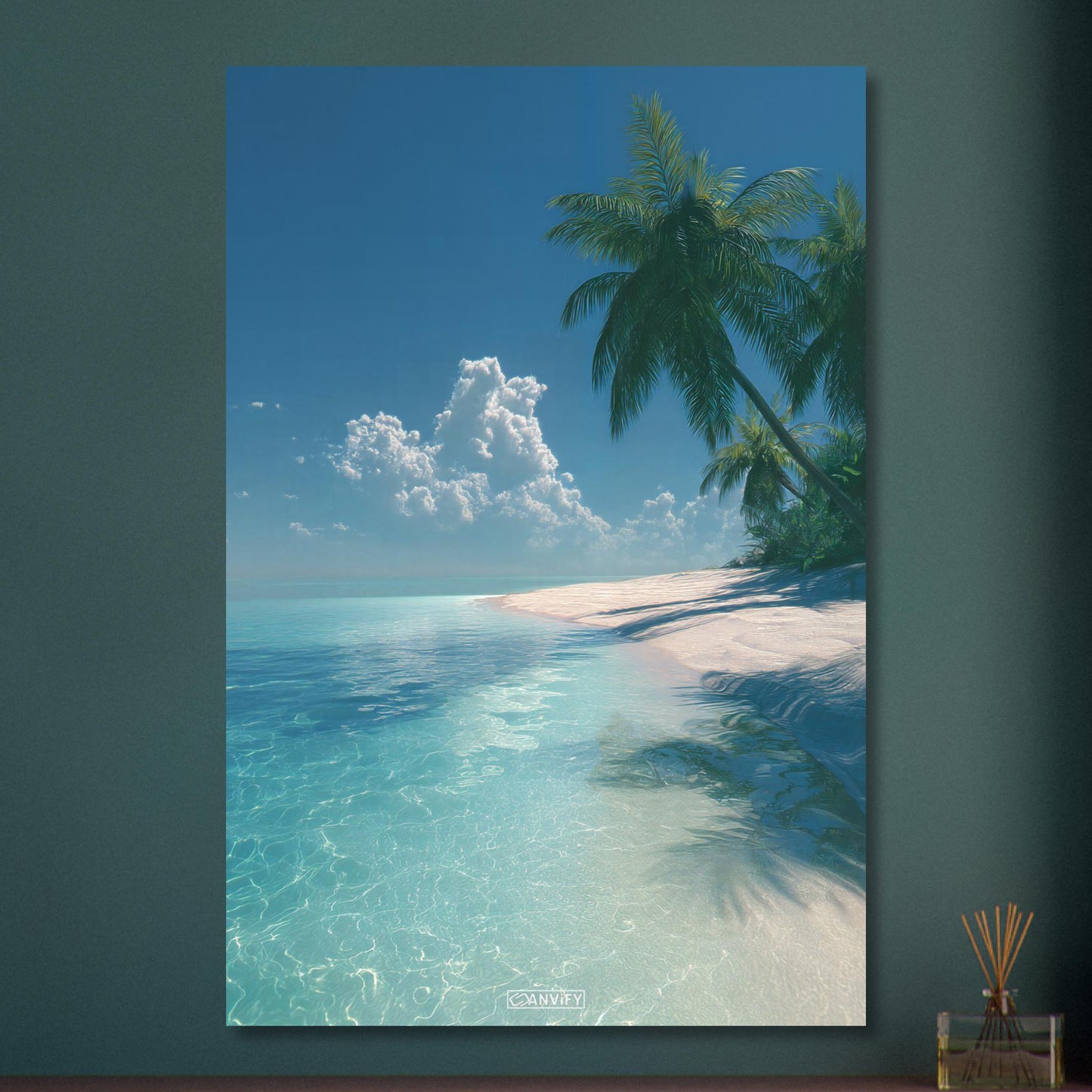 Weißer Strand mit hellblauem Wasser und Palmen auf Aluminium
