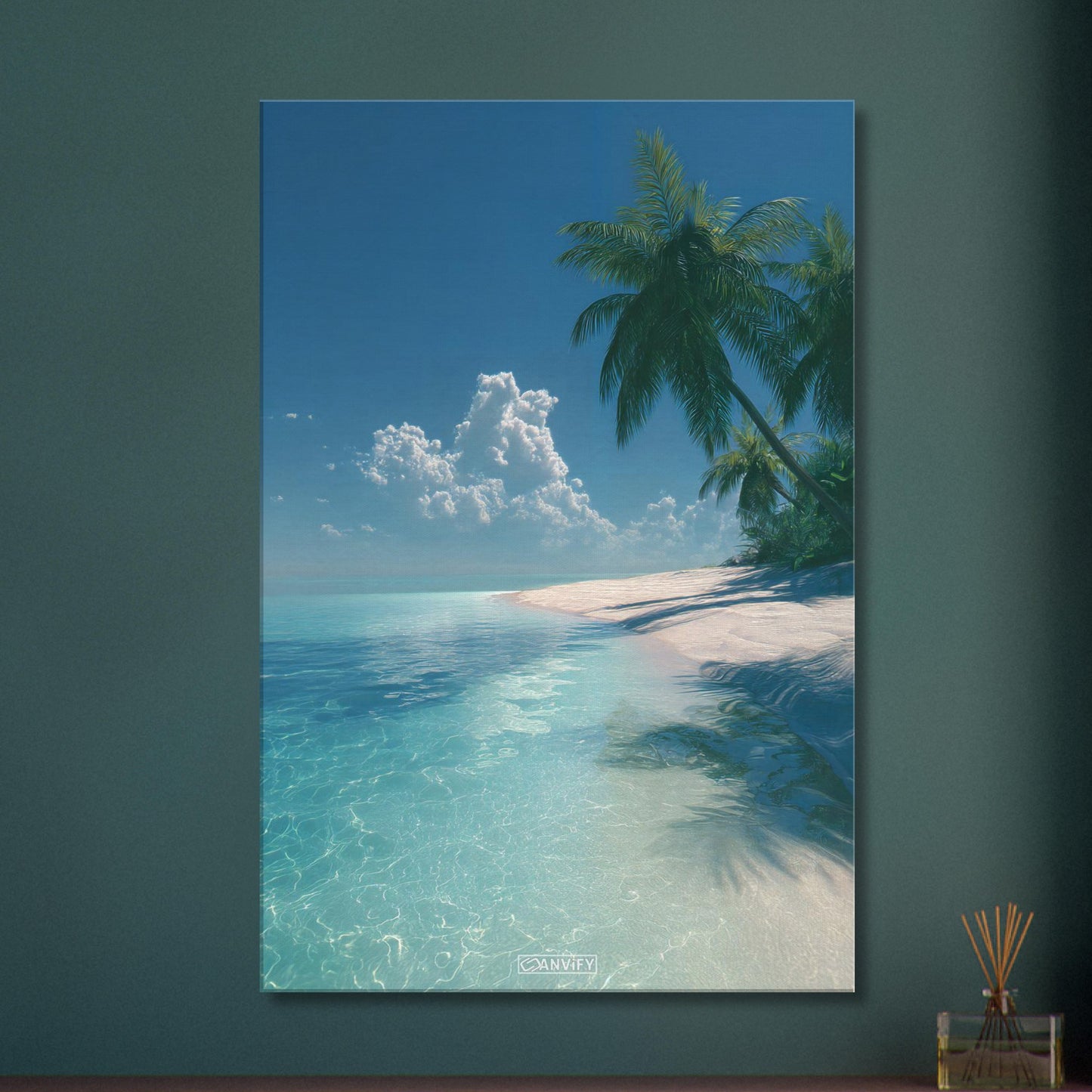 Weißer Strand mit hellblauem Wasser und Palmen auf einer Leinwand