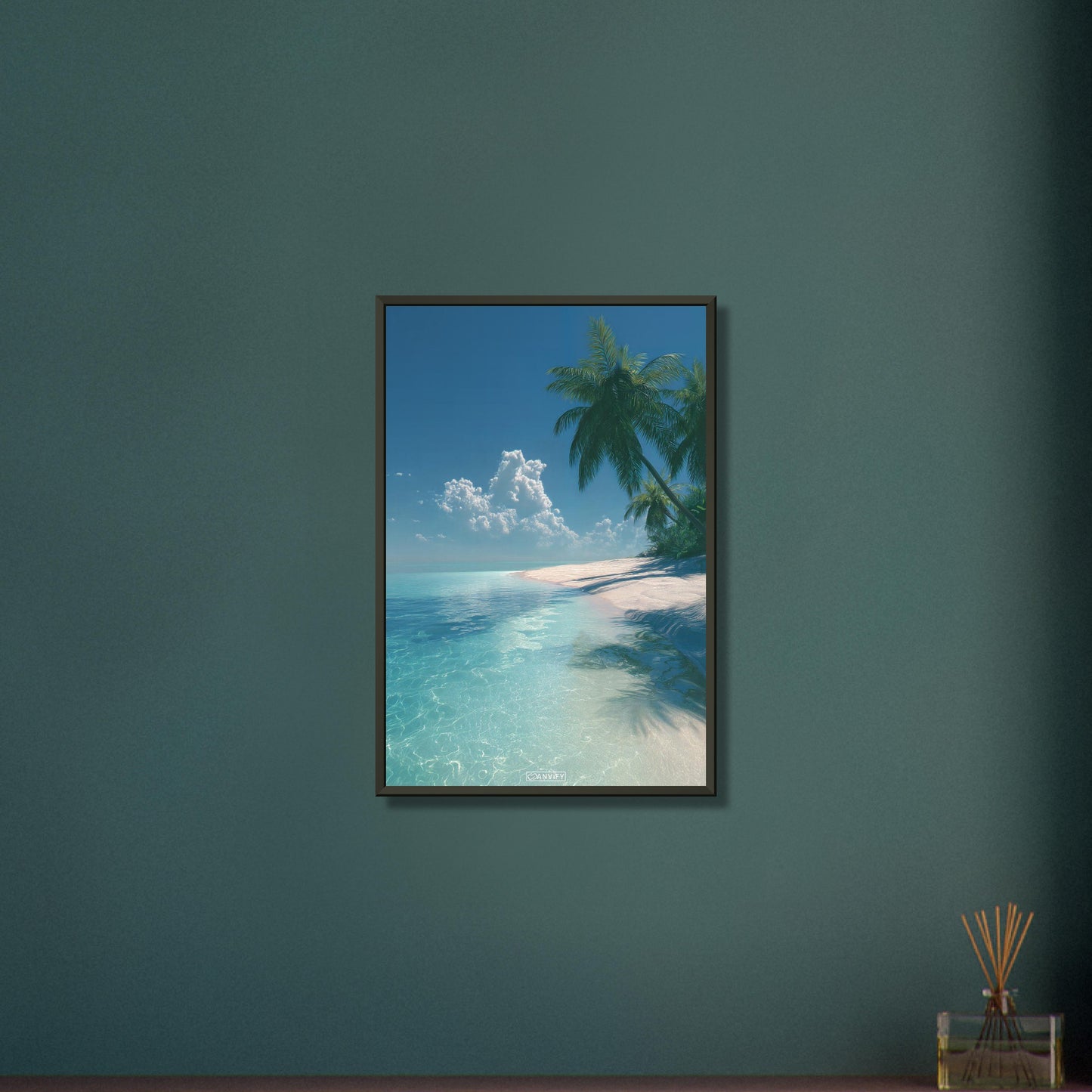 Weißer Strand mit hellblauem Wasser und Palmen auf einem Poster im Metallrahmen