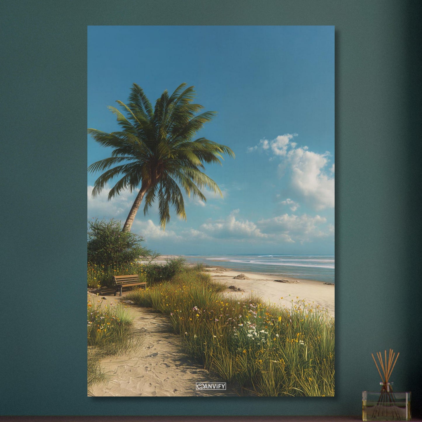 Ruhiger Strand mit Sitzbank und einer Palme auf Aluminium