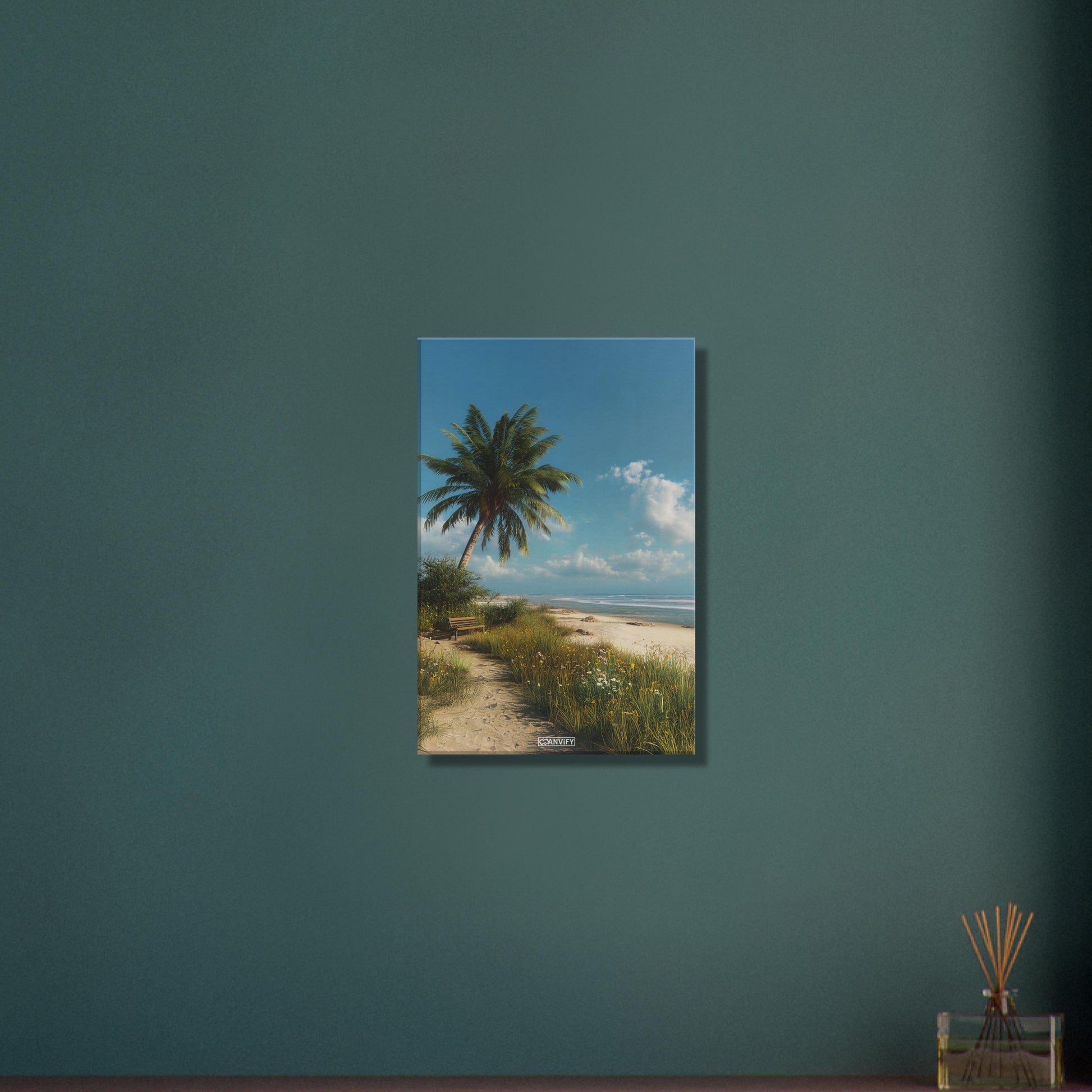 Ruhiger Strand mit Sitzbank und einer Palme auf einer Leinwand