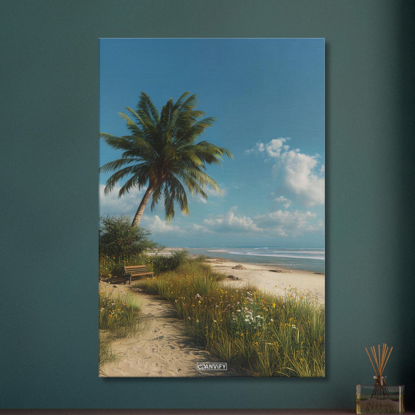 Ruhiger Strand mit Sitzbank und einer Palme auf einer Leinwand