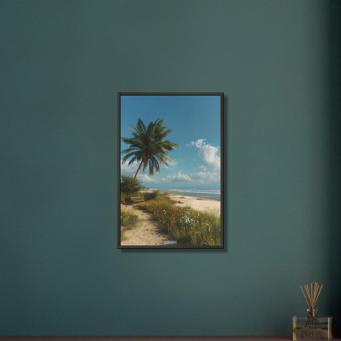 Ruhiger Strand mit Sitzbank und einer Palme auf einem Poster im Metallrahmen