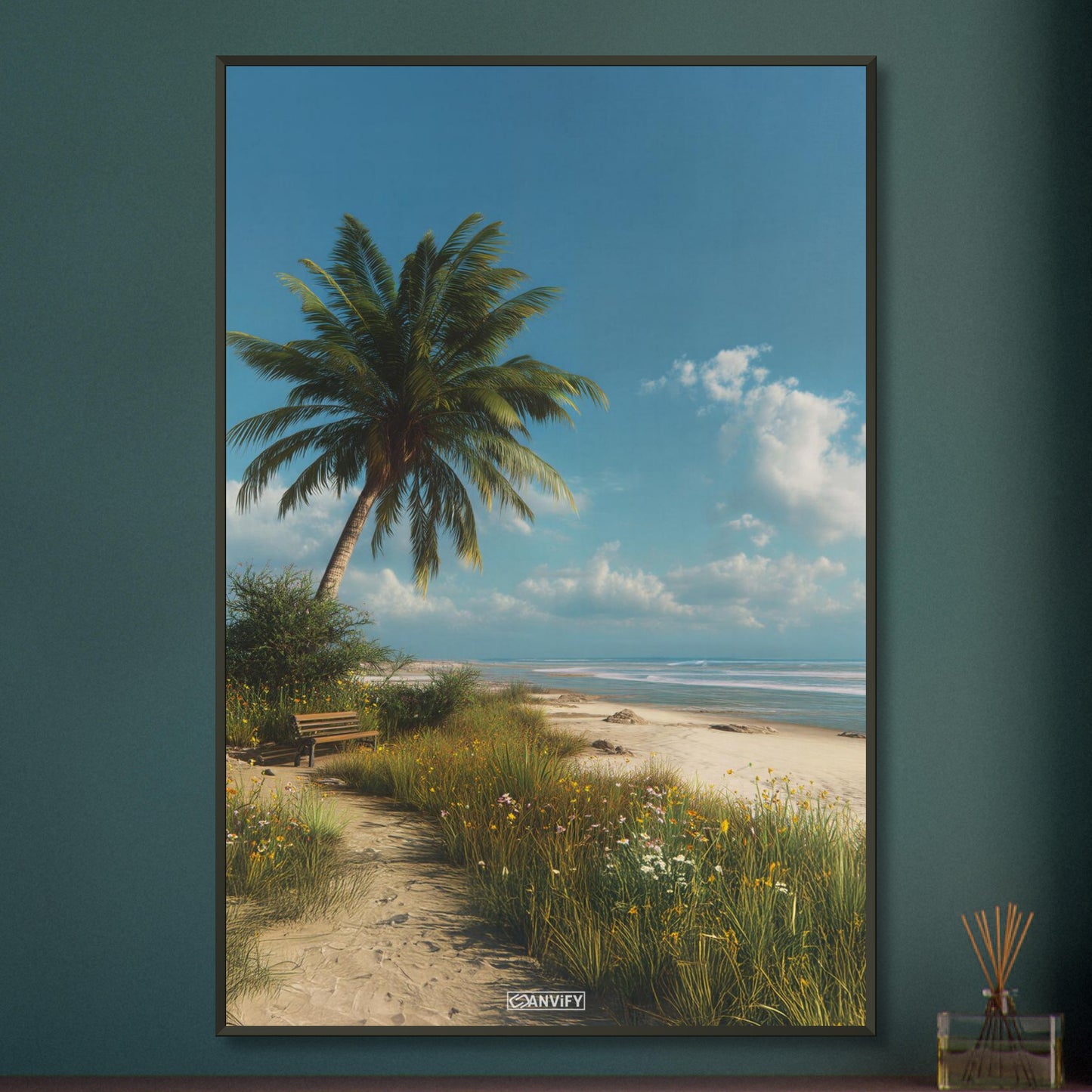 Ruhiger Strand mit Sitzbank und einer Palme auf einem Poster im Metallrahmen