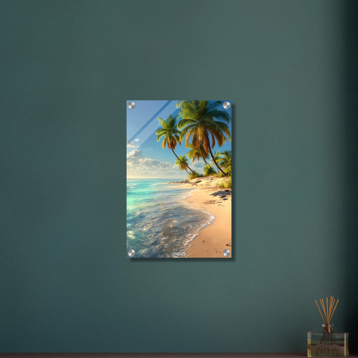 Traumhafter Strand mit Palmen und türkisem Wasser auf einem Acrylbild