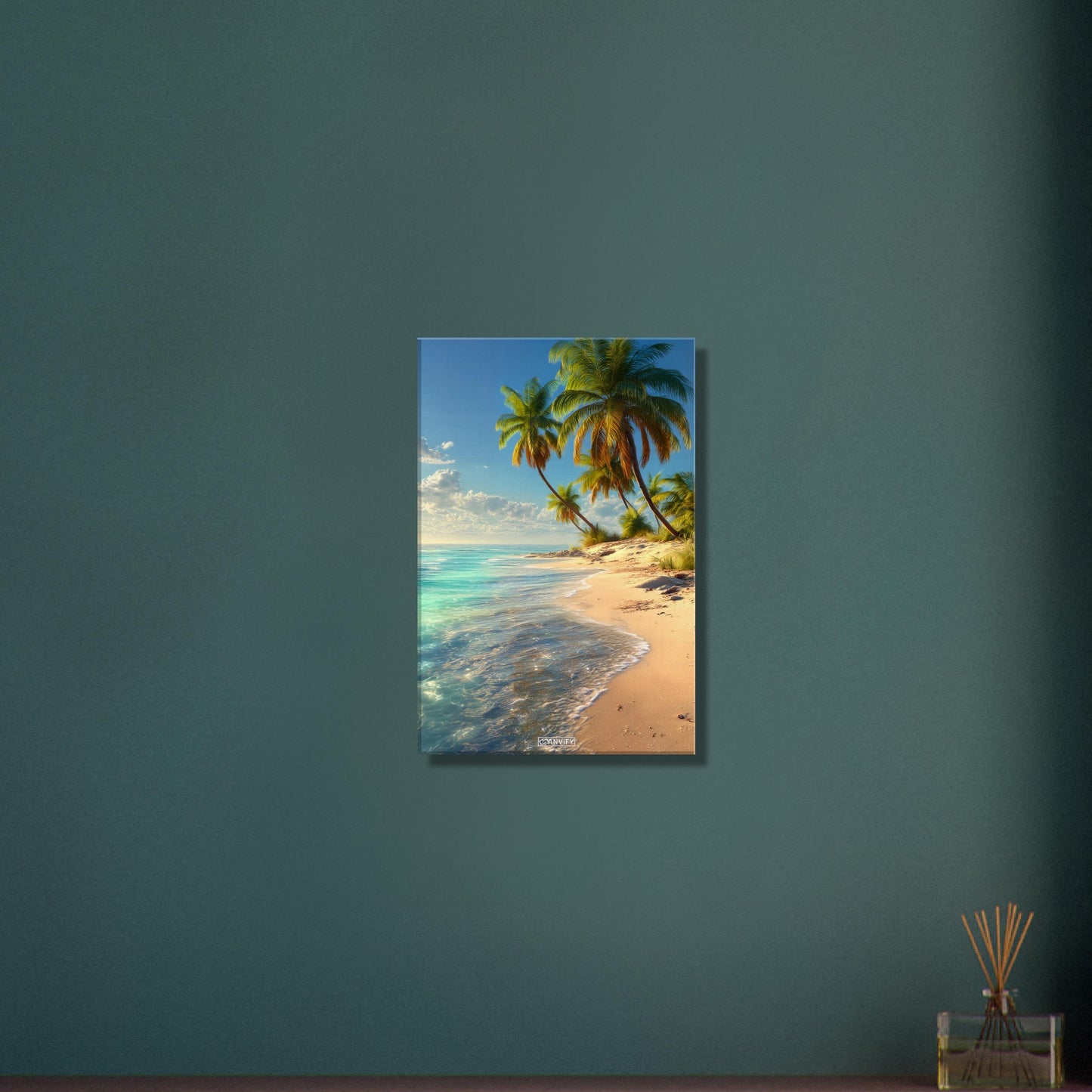 Traumhafter Strand mit Palmen und türkisem Wasser auf einer Leinwand