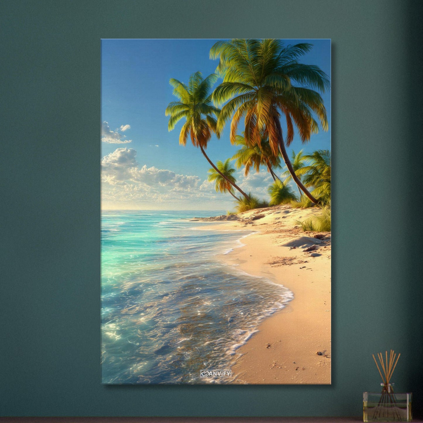 Traumhafter Strand mit Palmen und türkisem Wasser auf einer Leinwand