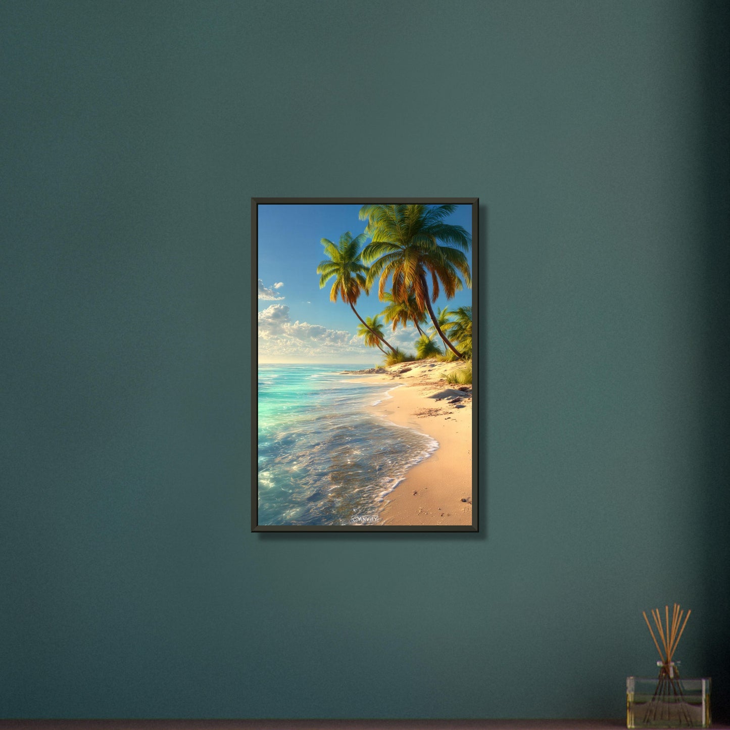 Traumhafter Strand mit Palmen und türkisem Wasser auf einem Poster im Metallrahmen