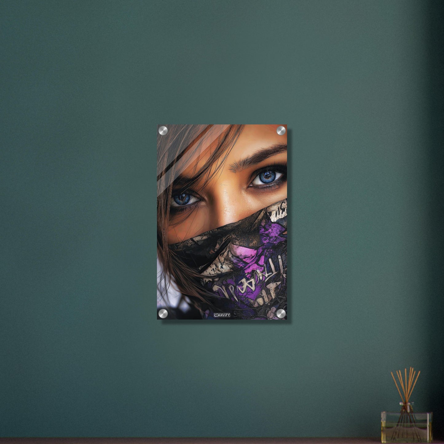 Schöne blaue Augen einer Frau mit einem Bandana auf einem Acrylbild