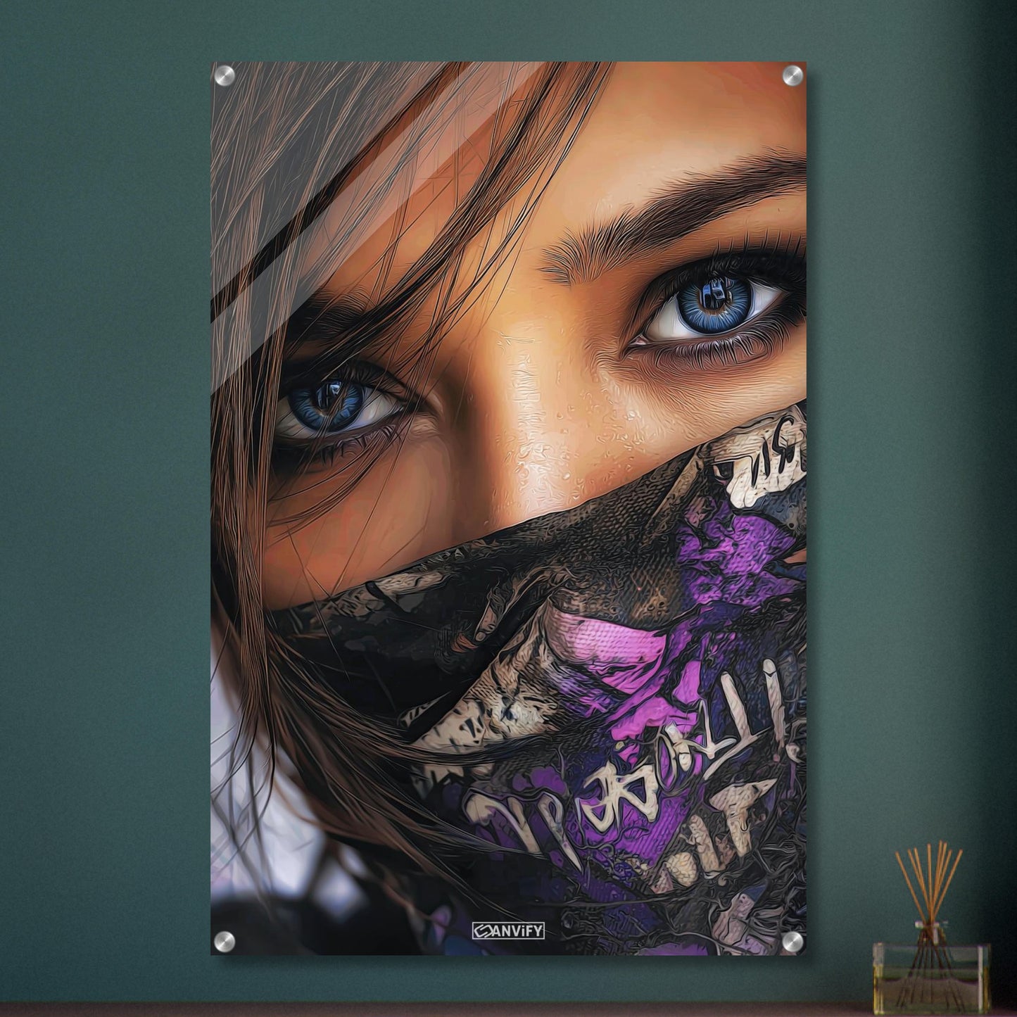 Schöne blaue Augen einer Frau mit einem Bandana auf einem Acrylbild