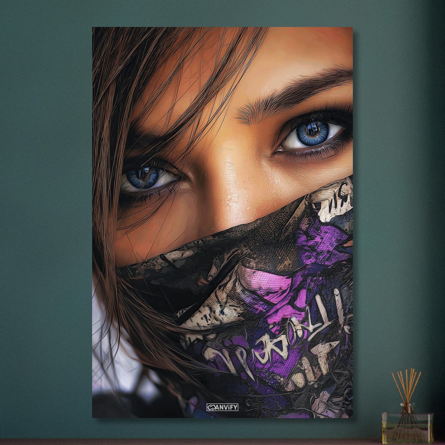 Schöne blaue Augen einer Frau mit einem Bandana auf Aluminium