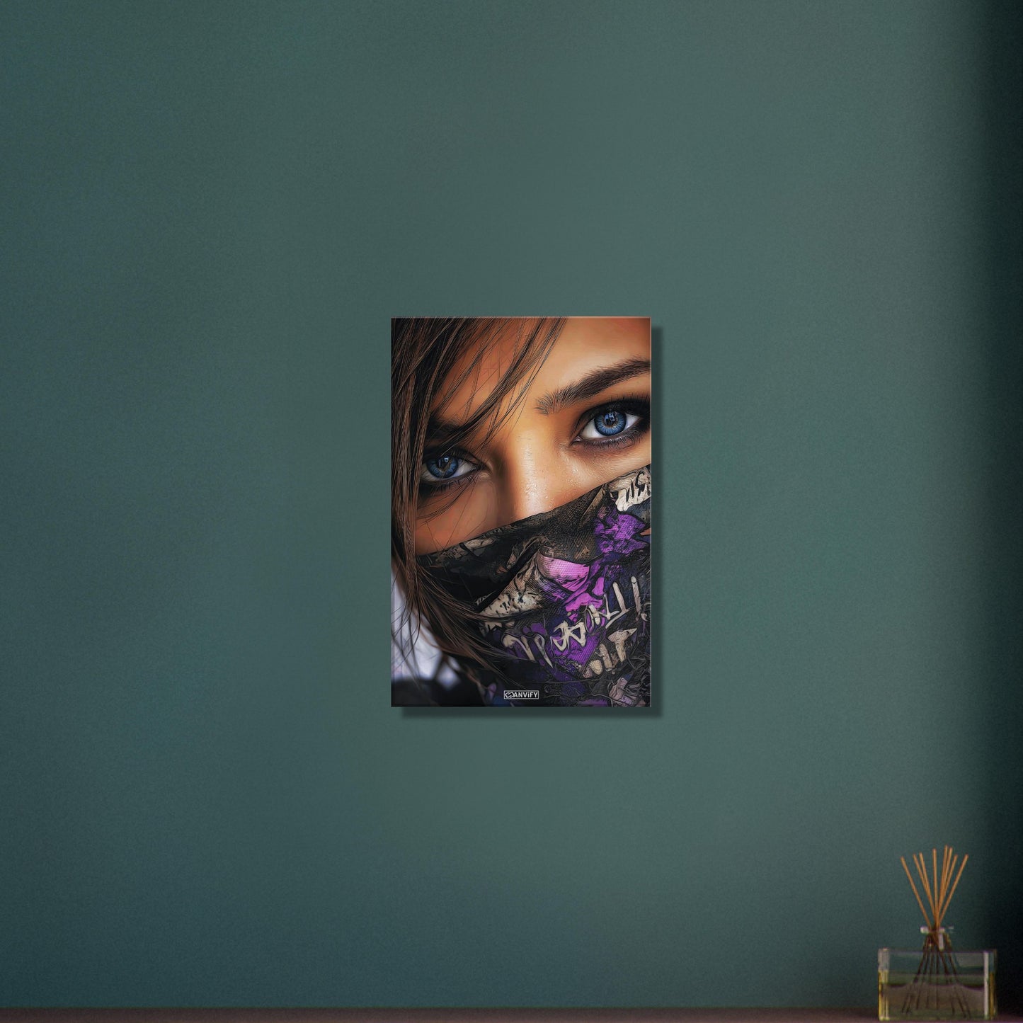 Schöne blaue Augen einer Frau mit einem Bandana auf einer Leinwand