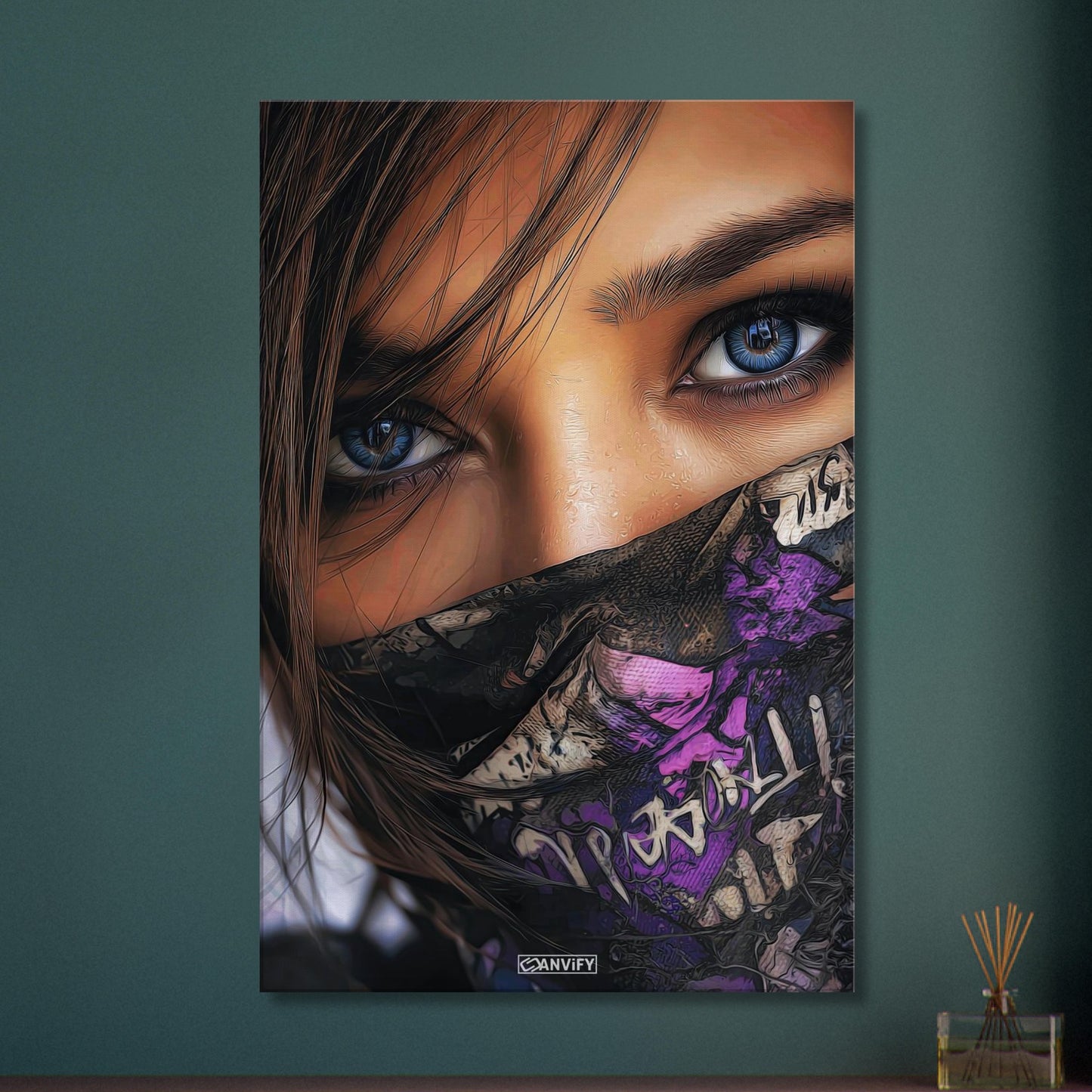 Schöne blaue Augen einer Frau mit einem Bandana auf einer Leinwand