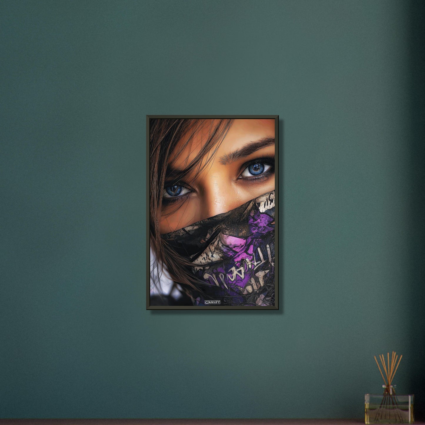 Schöne blaue Augen einer Frau mit einem Bandana auf einem Poster im Metallrahmen