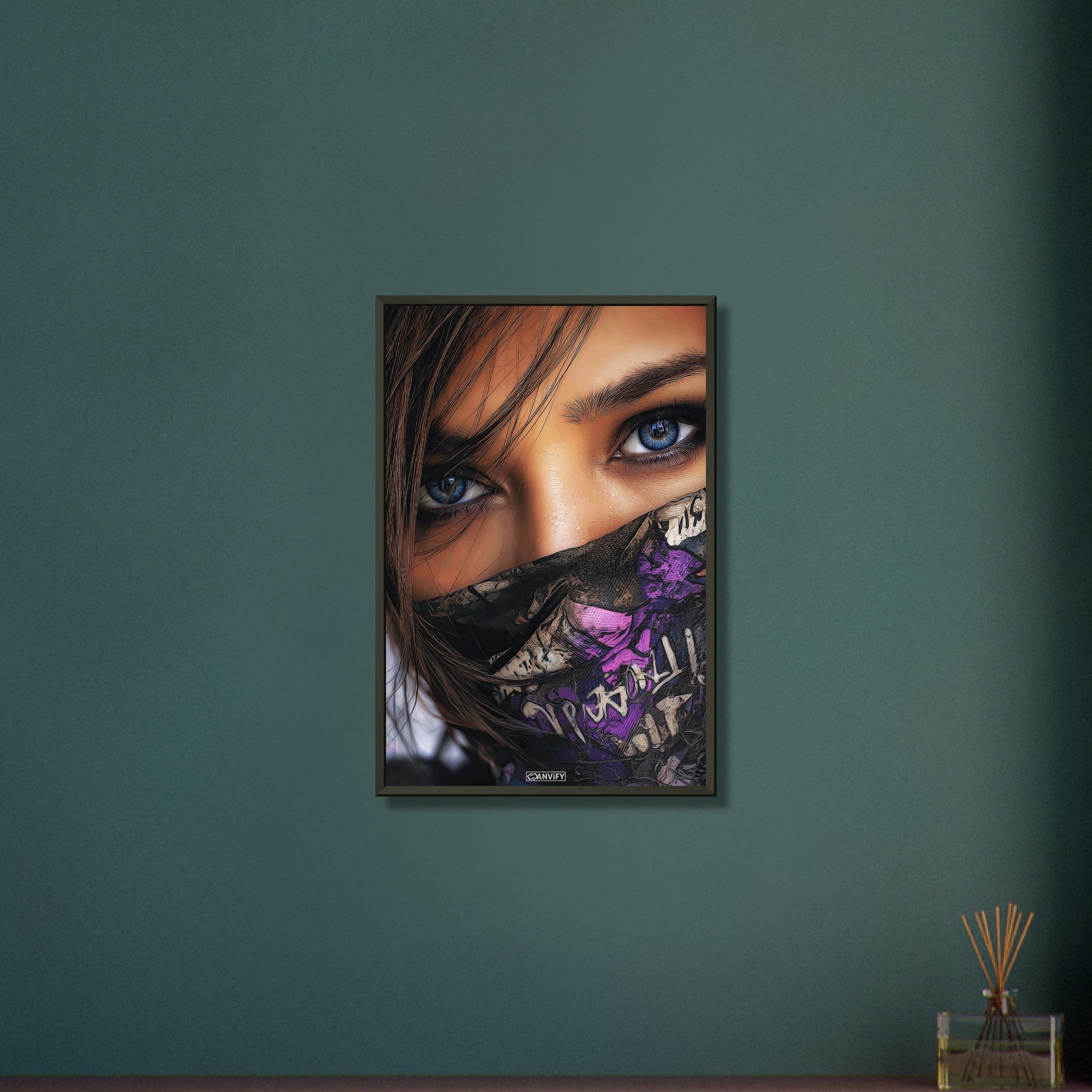 Schöne blaue Augen einer Frau mit einem Bandana auf einem Poster im Metallrahmen