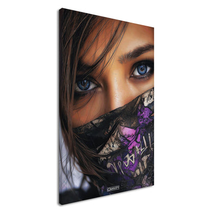 Schöne blaue Augen einer Frau mit einem Bandana auf einer Leinwand