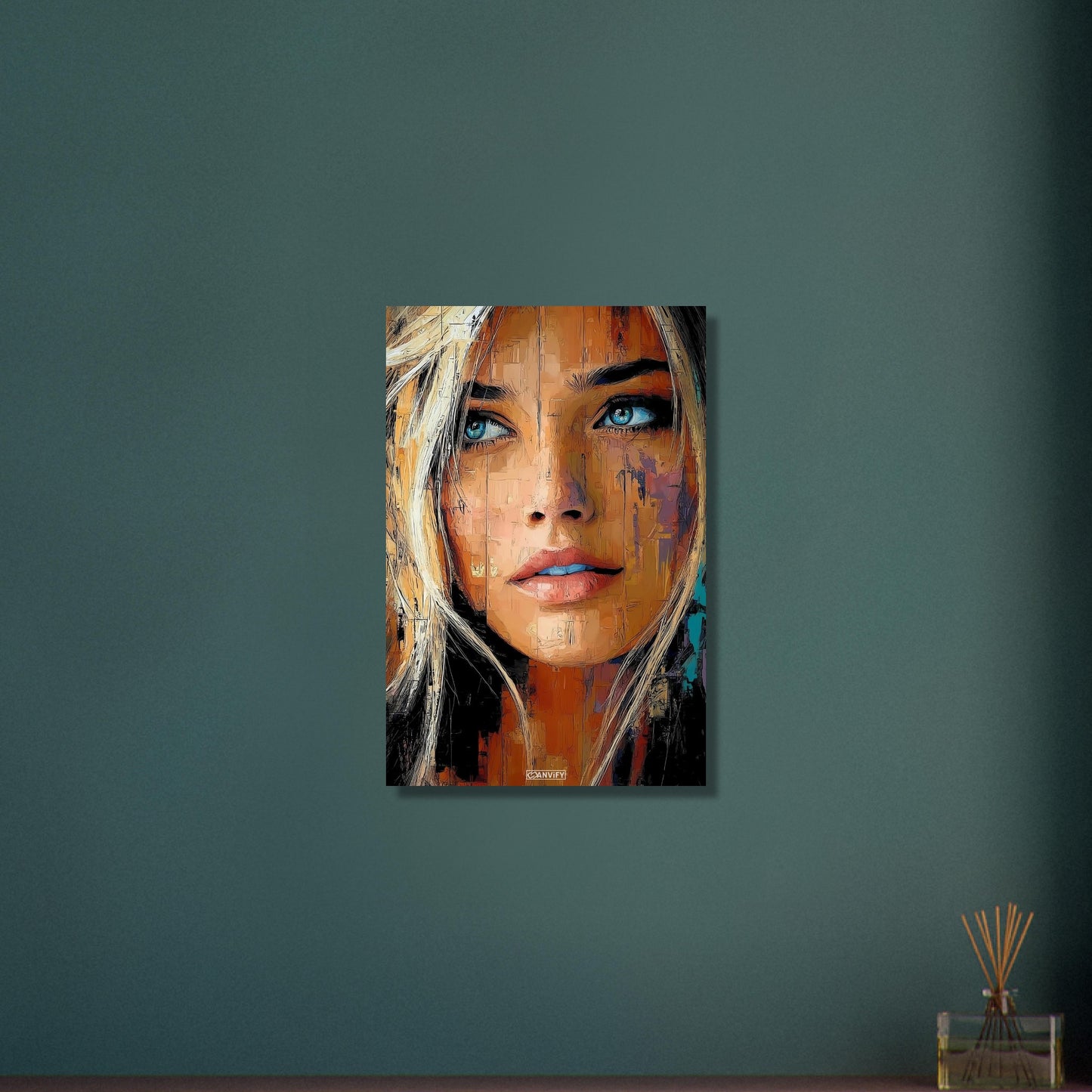 Blonde Frau mit blauen Augen auf Aluminium