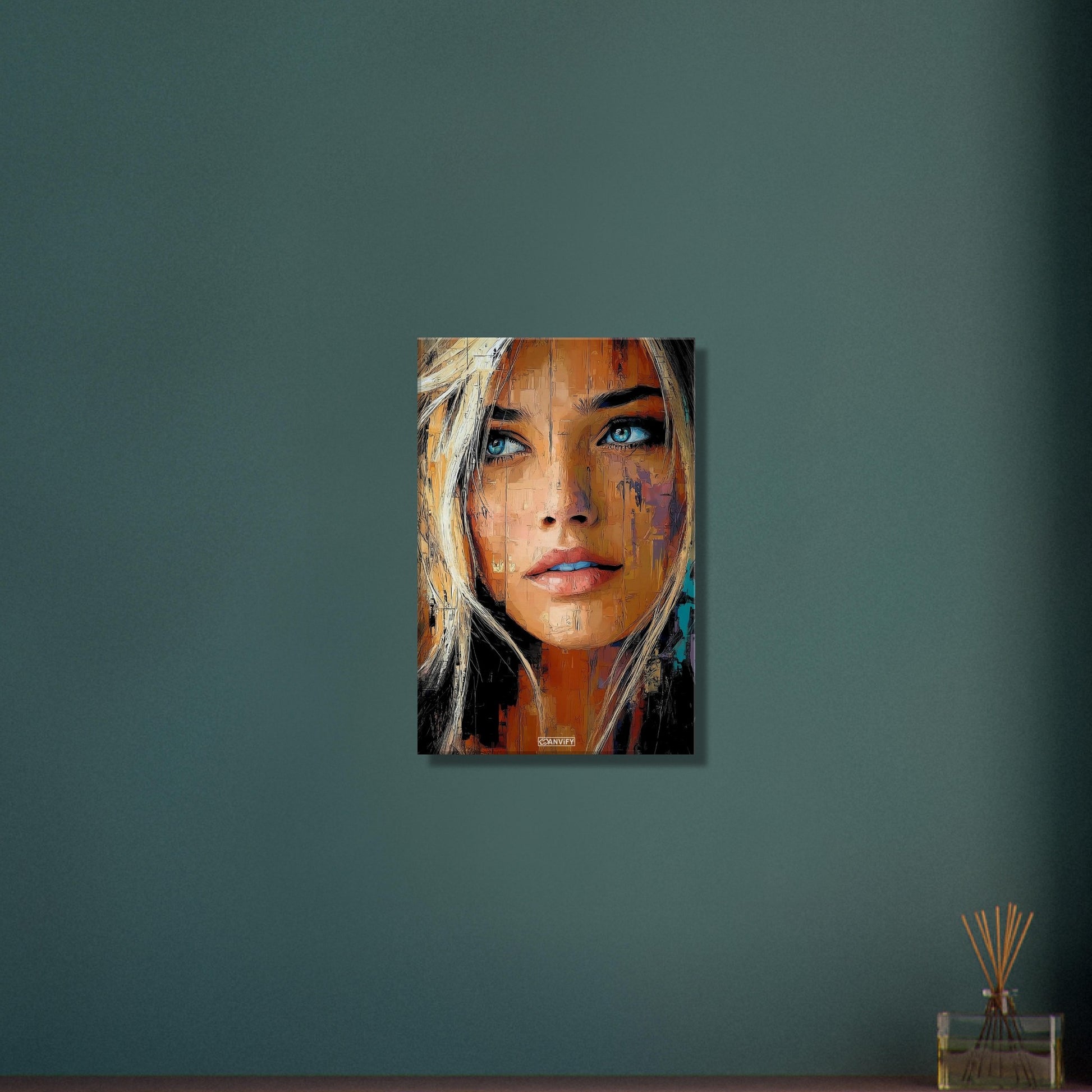 Blonde Frau mit blauen Augen auf einer Leinwand