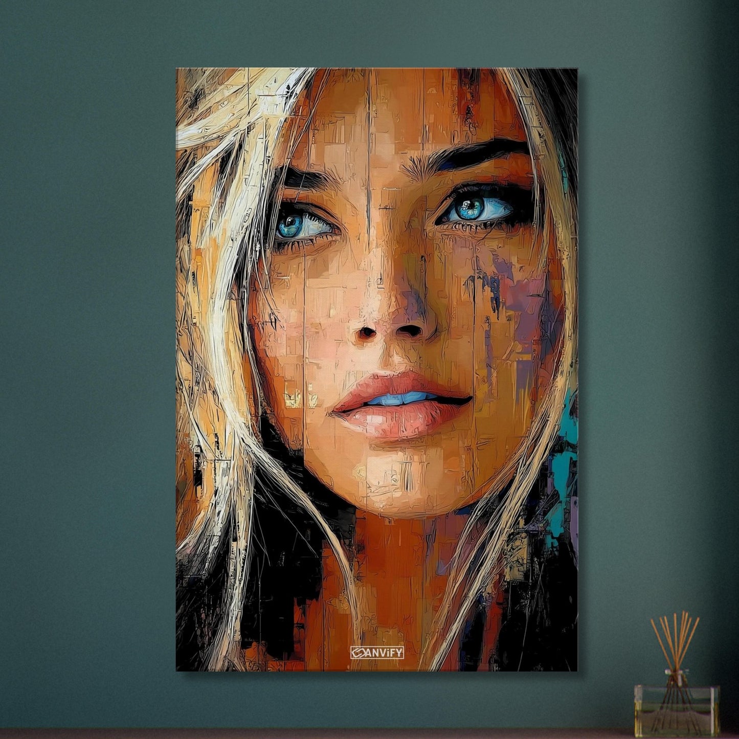 Blonde Frau mit blauen Augen auf einer Leinwand