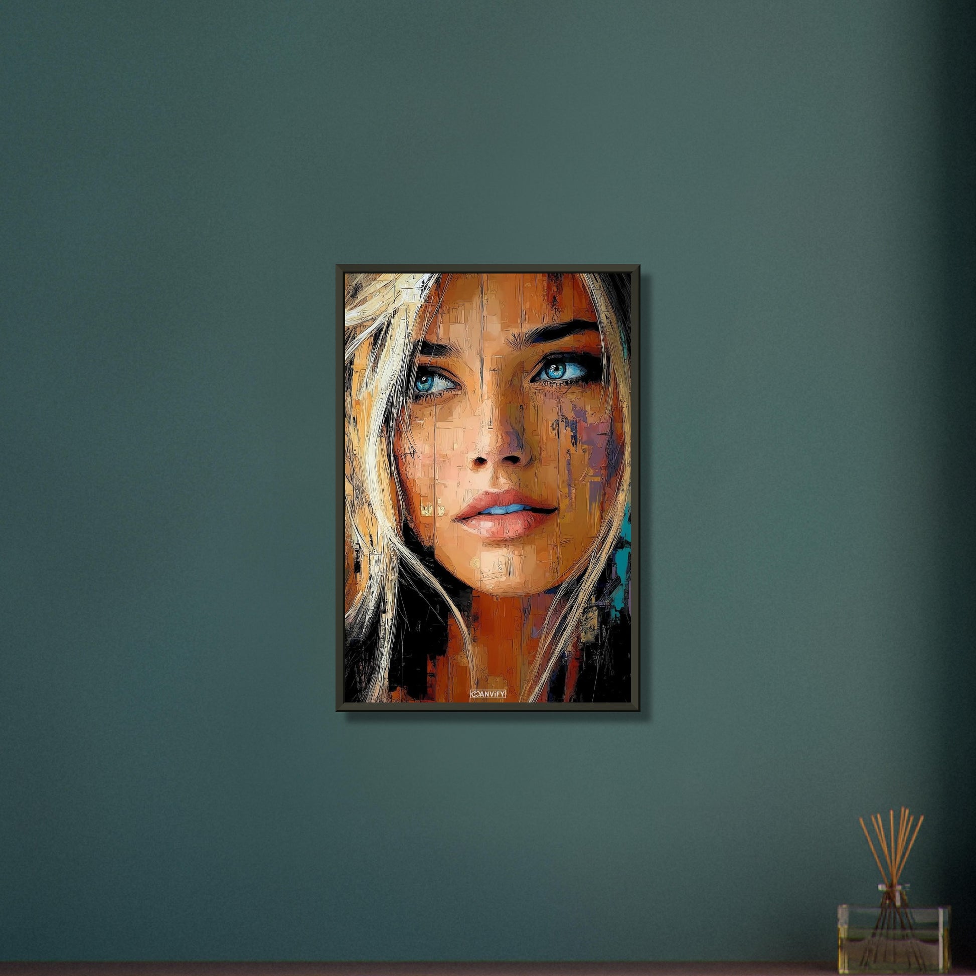 Blonde Frau mit blauen Augen auf einem Poster im Metallrahmen