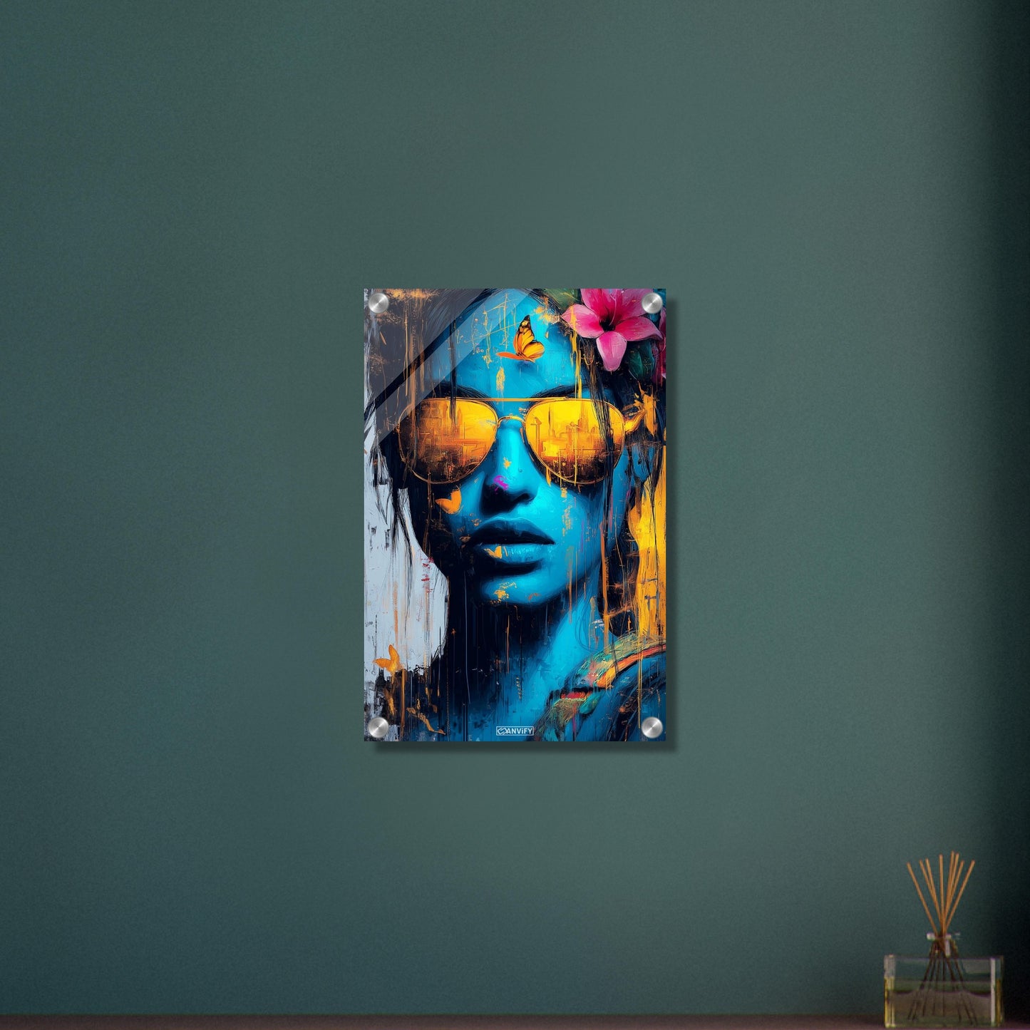Lara Croft aus Tomb Raider in blauer Farbe und goldener Sonnenbrille und einer Blüte im Haar auf einem Acrylbild