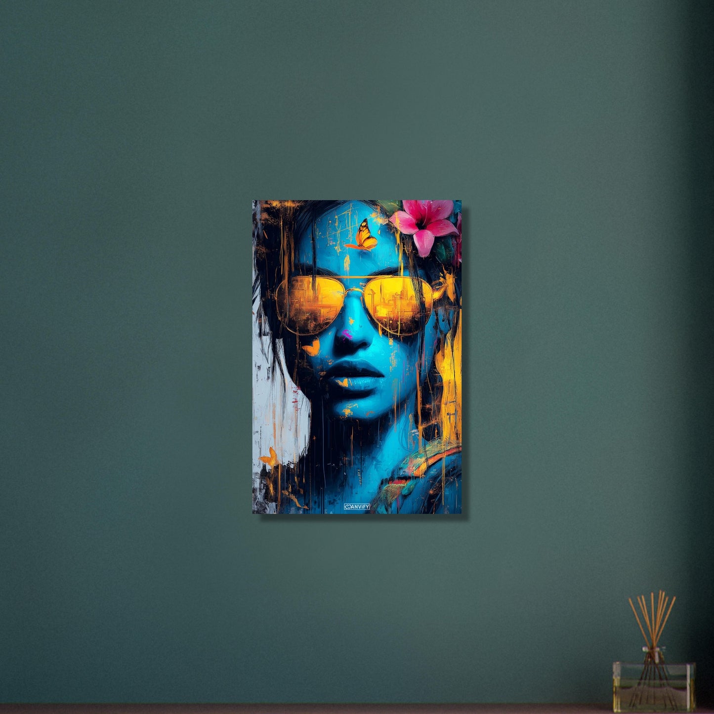 Lara Croft aus Tomb Raider in blauer Farbe und goldener Sonnenbrille und einer Blüte im Haar auf Aluminium