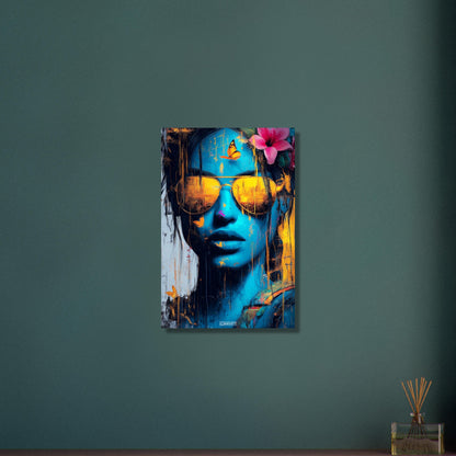Lara Croft aus Tomb Raider in blauer Farbe und goldener Sonnenbrille und einer Blüte im Haar auf Aluminium