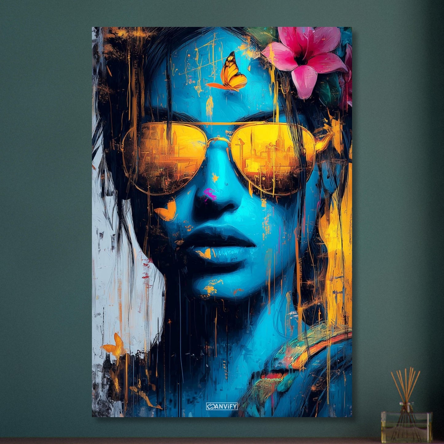 Lara Croft aus Tomb Raider in blauer Farbe und goldener Sonnenbrille und einer Blüte im Haar auf Aluminium