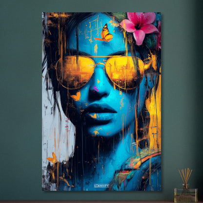 Lara Croft aus Tomb Raider in blauer Farbe und goldener Sonnenbrille und einer Blüte im Haar auf Aluminium