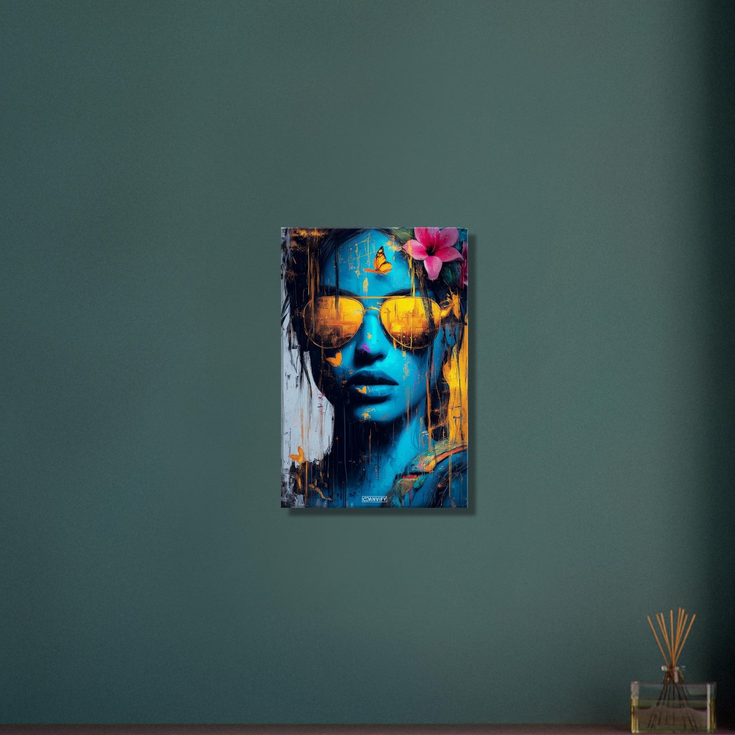 Lara Croft aus Tomb Raider in blauer Farbe und goldener Sonnenbrille und einer Blüte im Haar auf einer Leinwand