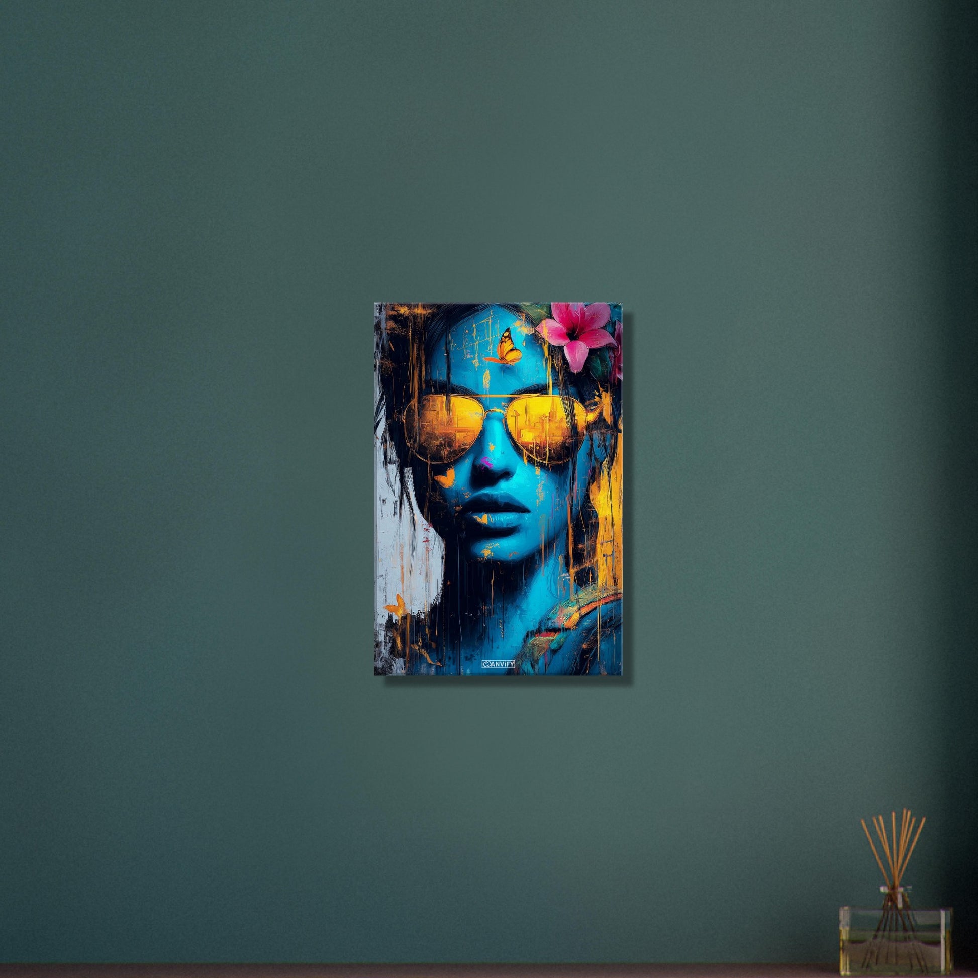 Lara Croft aus Tomb Raider in blauer Farbe und goldener Sonnenbrille und einer Blüte im Haar auf einer Leinwand