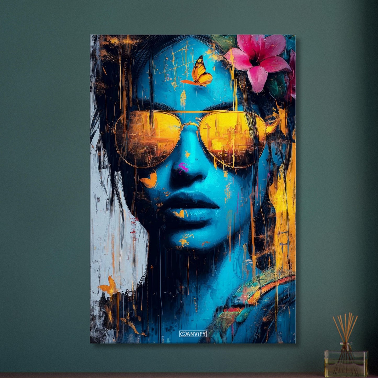 Lara Croft aus Tomb Raider in blauer Farbe und goldener Sonnenbrille und einer Blüte im Haar auf einer Leinwand