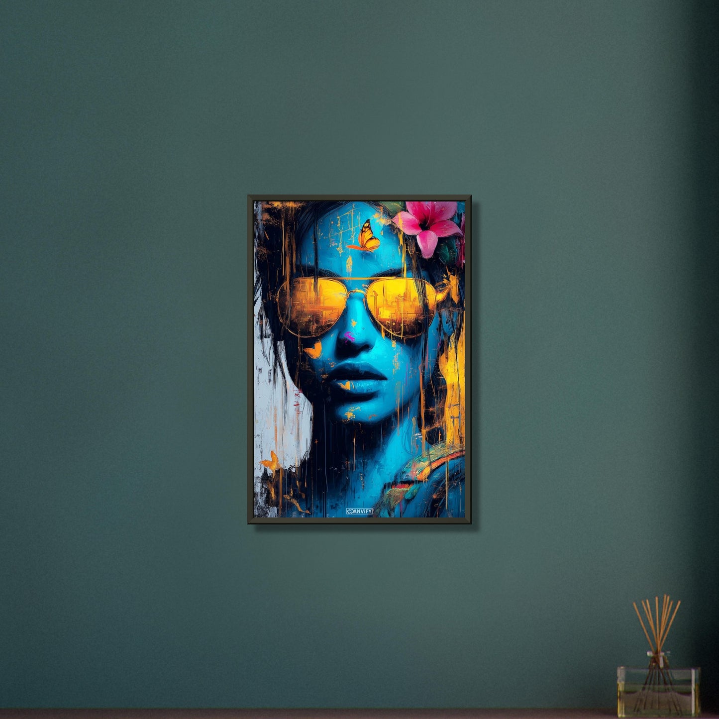 Lara Croft aus Tomb Raider in blauer Farbe und goldener Sonnenbrille und einer Blüte im Haar auf einem Poster im Metallrahmen