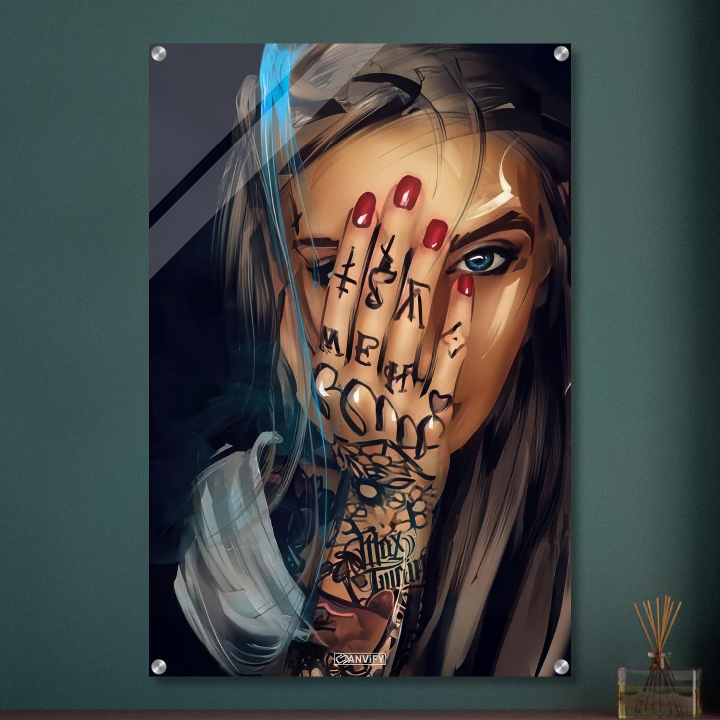 Schöne tätowierte Frau mit roten Fingernägeln und blauen Augen auf einem Acrylbild