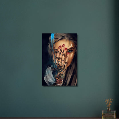 Schöne tätowierte Frau mit roten Fingernägeln und blauen Augen auf Aluminium