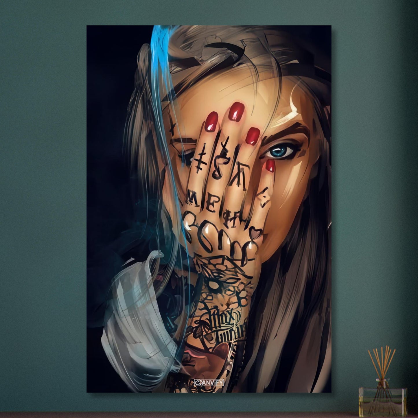 Schöne tätowierte Frau mit roten Fingernägeln und blauen Augen auf Aluminium