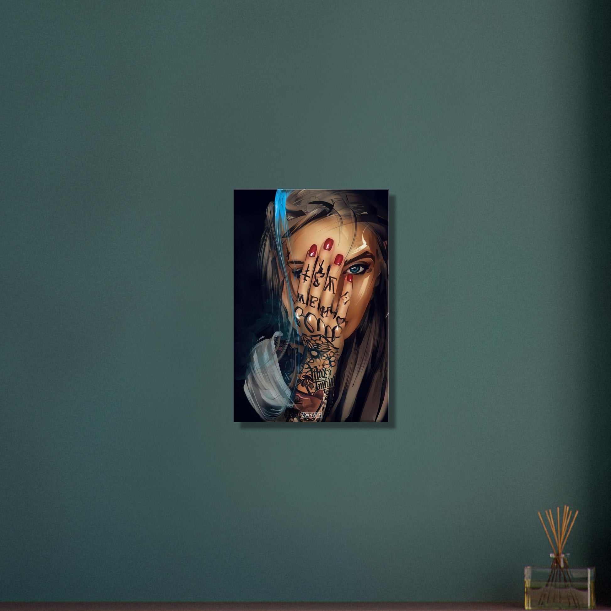Schöne tätowierte Frau mit roten Fingernägeln und blauen Augen auf einer Leinwand