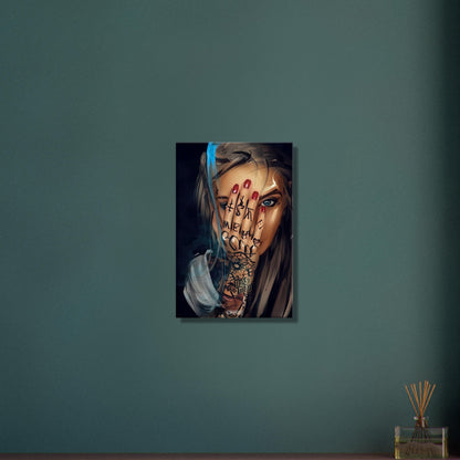Schöne tätowierte Frau mit roten Fingernägeln und blauen Augen auf einer Leinwand