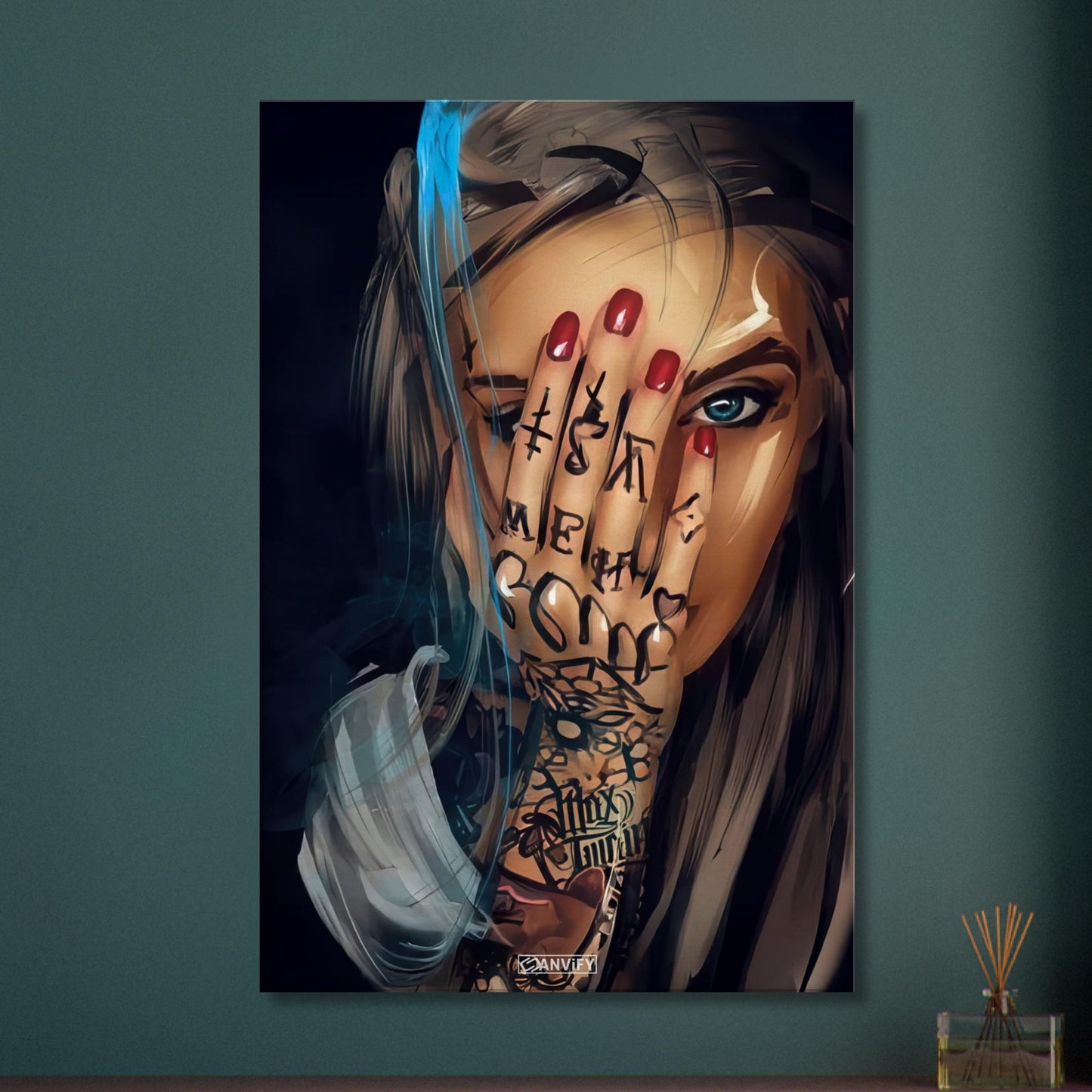 Schöne tätowierte Frau mit roten Fingernägeln und blauen Augen auf einer Leinwand