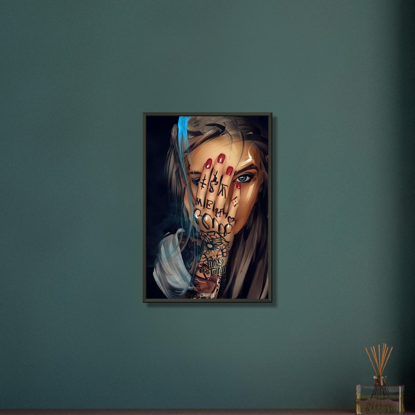 Schöne tätowierte Frau mit roten Fingernägeln und blauen Augen auf einem Poster im Metallrahmen